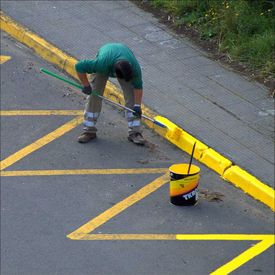 Cristalera Ibérica hombre pintando calle