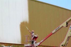 Cristalera Ibérica hombre pintando fachada
